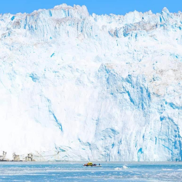 Kom på tur til Eqi - den kælvende gletsjer med Ilulissat Tours
